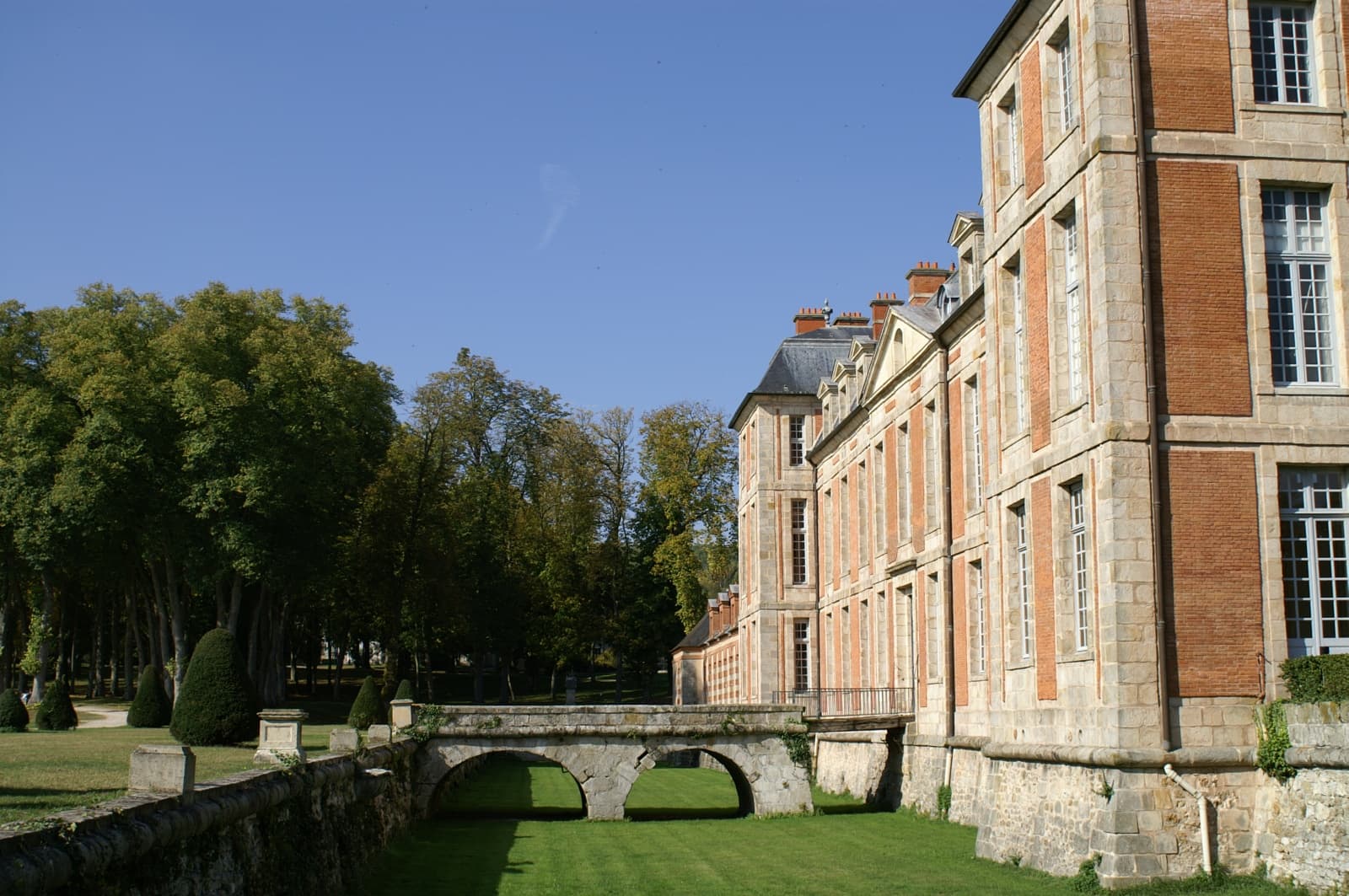 The Château de Chamarande, surrounded by its public park, a place mixing art, nature, and heritage.